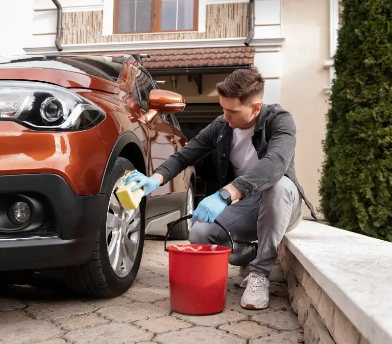 Lavage auto à domicile Val-de-Scie : professionnel intervenant sur un véhicule
